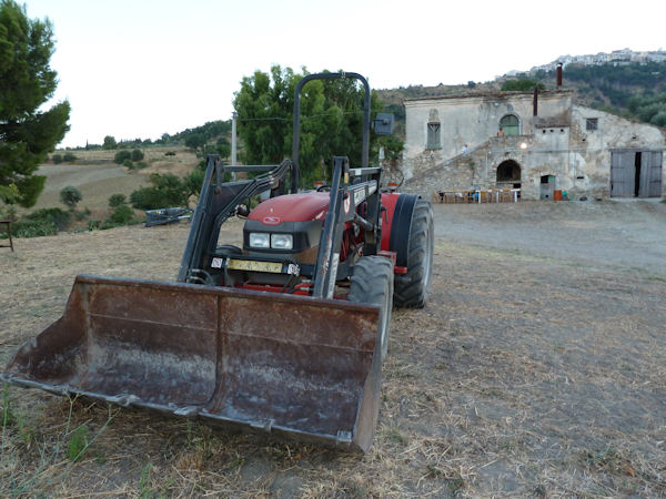 il casale e Rotondella sullo sfondo