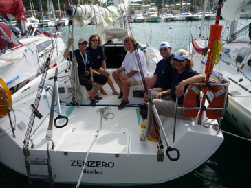 Cristina sulla sua barca dopo l'arrivo della transatlantica in solitario