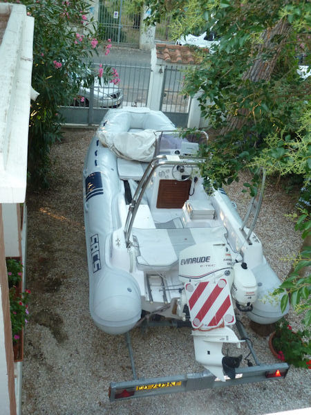 Il gommone dei Toffoli nel giardino dei Serafini