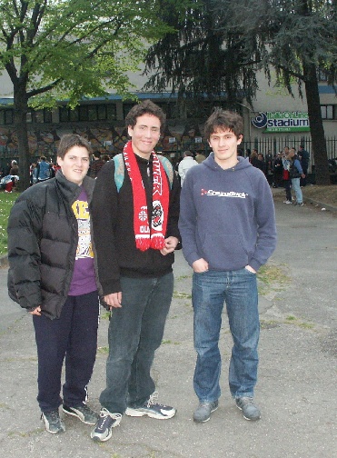2003: con i cugini Paolo e Gabriele di fronte al Palasport di Milano