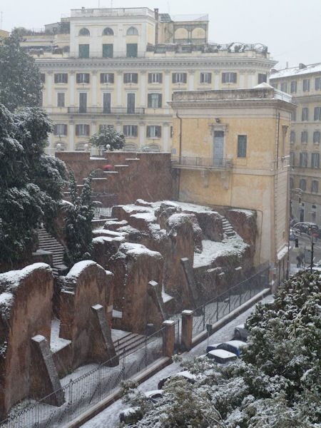 neve sulle rovine romane